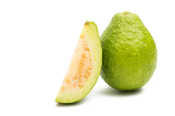 Groene guava geïsoleerd — Stockfoto