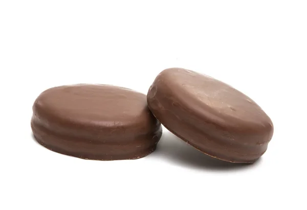 分離されたチョコレート艶出しでチョコレート ビスケット サンドイッチ — ストック写真