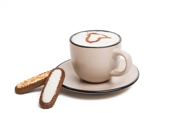 Kubek z cappuccino na białym tle — Zdjęcie stockowe