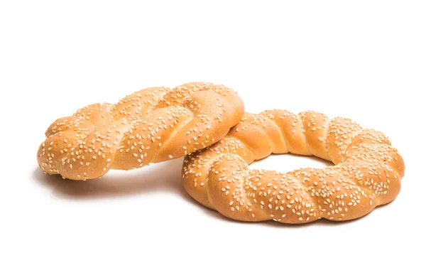 Bagel con semi di sesamo isolati — Foto Stock