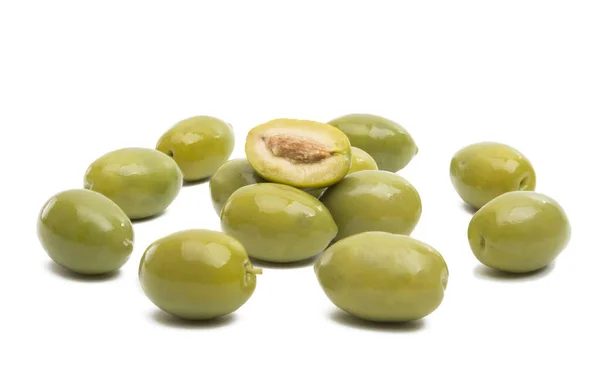 Aceitunas verdes aisladas —  Fotos de Stock