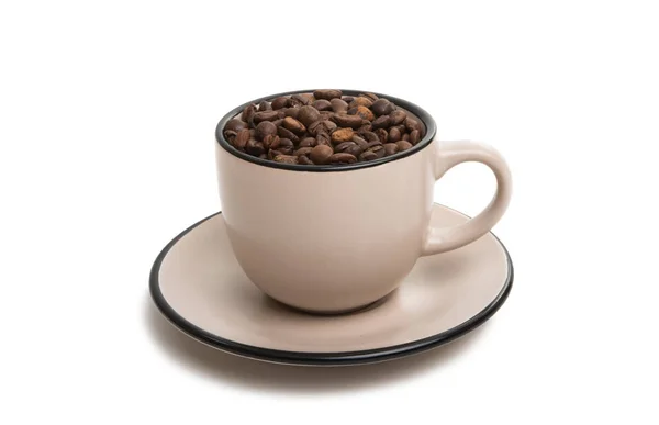 Tasse mit Bohnen Kaffee isoliert — Stockfoto