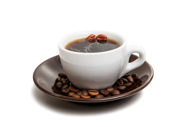 Чашка з квасолею кава ізольована — стокове фото