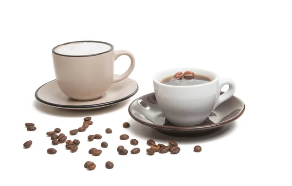 Kaffeetasse und Bohnen isoliert — Stockfoto