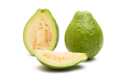 Yeşil guava izole 
