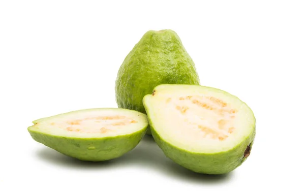 Grüne Guave isoliert — Stockfoto