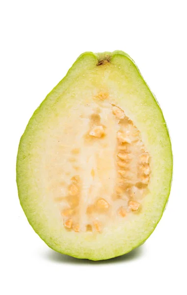 Zöld guava elszigetelt — Stock Fotó
