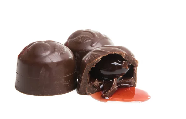 Kers in chocolade geïsoleerd — Stockfoto