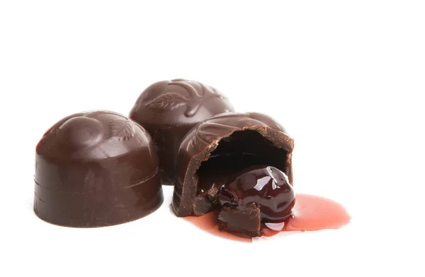 Cereza en chocolate aislado — Foto de Stock