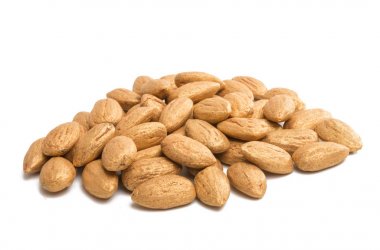 Altın badem izole 