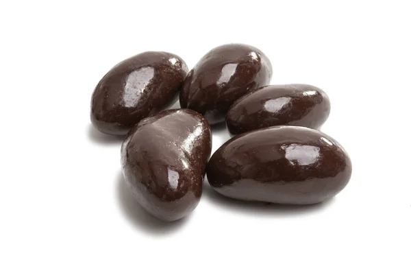 Migdały w czekoladzie na białym tle — Zdjęcie stockowe
