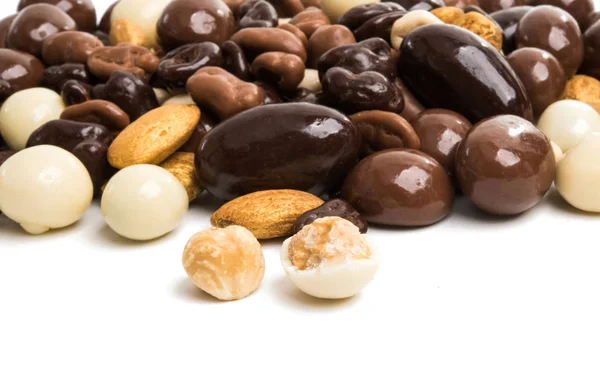 Migdały w czekoladzie na białym tle — Zdjęcie stockowe
