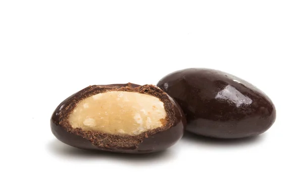 Frutos secos en chocolate aislado — Foto de Stock