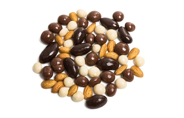 Nüsse in Schokolade isoliert — Stockfoto