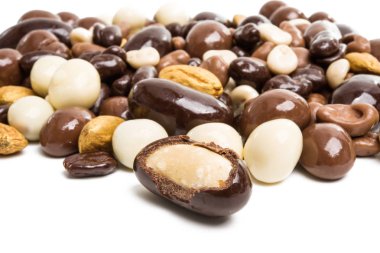 çikolata sır izole içinde fındık 