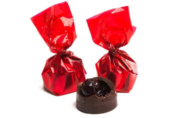 Choklad godis med körsbär isolerade — Stockfoto