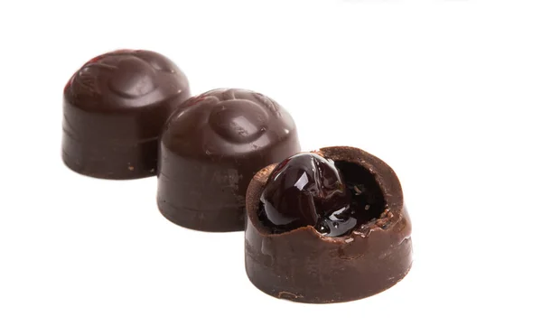 Caramelo de chocolate con cereza aislada — Foto de Stock