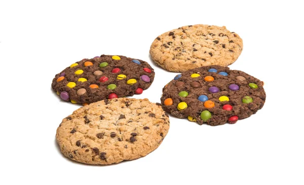 Изолированные печенья с шоколадными капельками — стоковое фото