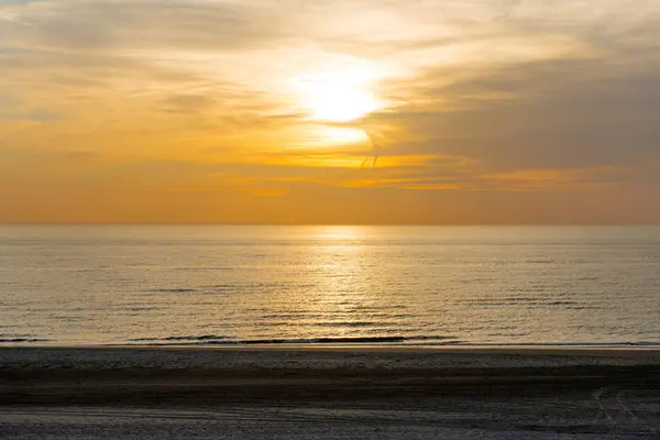 Okyanusun üzerinde güzel bir gün batımı — Stok fotoğraf