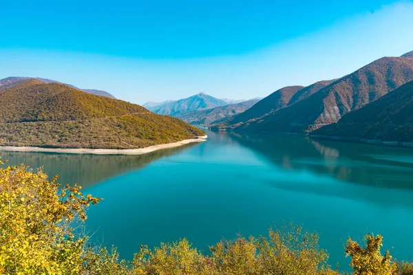 Höst landskap Zhinvali reservoar i Georgien — Stockfoto