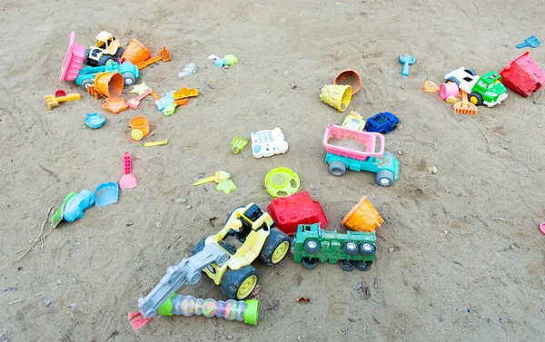 Brinquedos infantis espalhados na caixa de areia — Fotografia de Stock