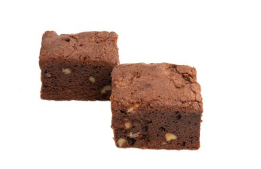 Çikolatalı kek izole edilmiş.