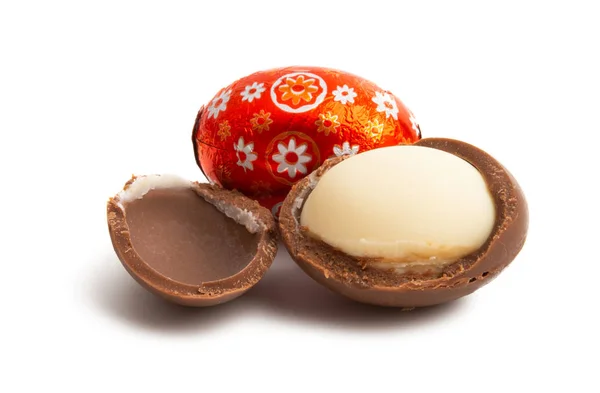 Velikonoční čokoládová vejce izolovaná — Stock fotografie
