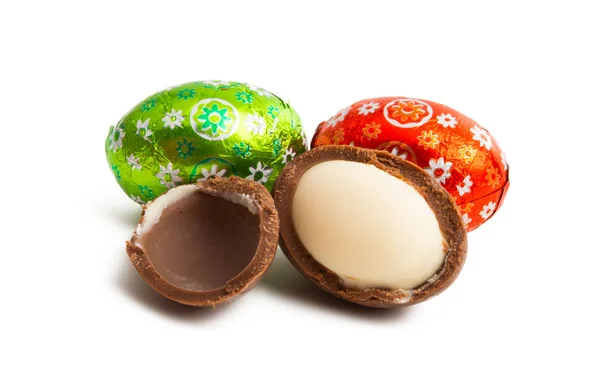Великодні шоколадні яйця ізольовані — стокове фото