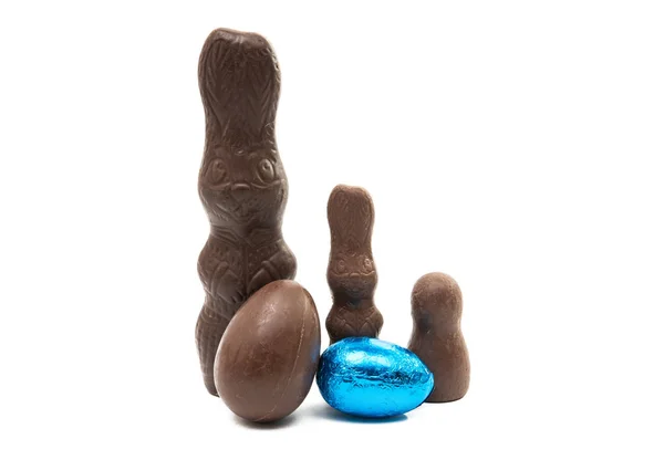 Lapin en chocolat avec des œufs en chocolat — Photo