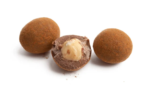 Truffes au chocolat aux noix isolées — Photo