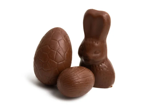 Шоколадне яйце з шоколадним кроликом ізольовано — стокове фото