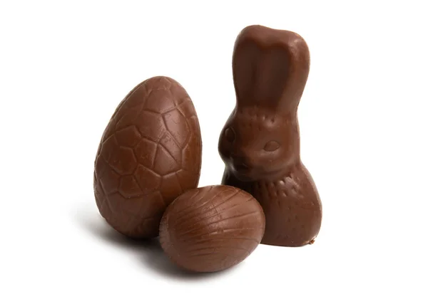 Chocolade ei met een chocolade konijn geïsoleerd — Stockfoto