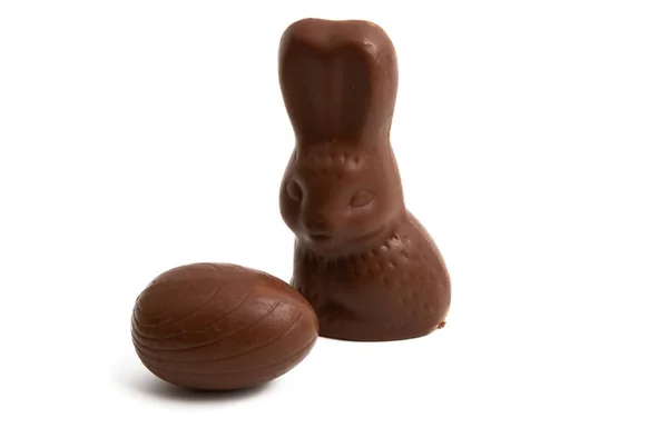 Huevo de chocolate con un conejo de chocolate aislado — Foto de Stock