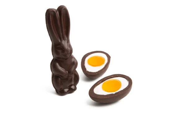 Čokoládové vejce s čokoládovým králíkem izolované — Stock fotografie