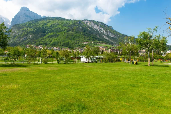 Paysage printanier sur le lac Molveno — Photo