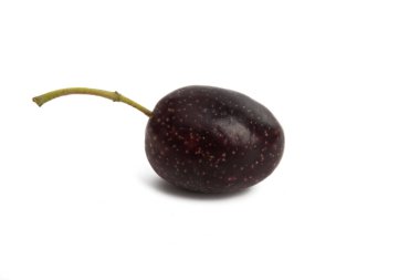 Beyaz arkaplanda yaprak ile siyah zeytin