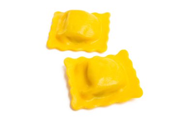 Ravioli beyaz arkaplanda izole edildi