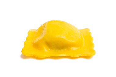 Ravioli beyaz arkaplanda izole edildi
