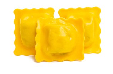 Ravioli beyaz arkaplanda izole edildi