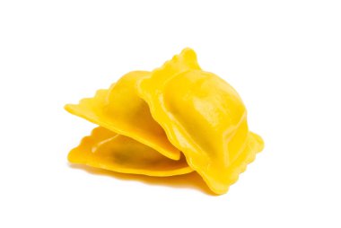 Ravioli beyaz arkaplanda izole edildi