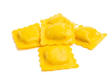 Ravioli beyaz arkaplanda izole edildi