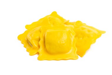 Ravioli beyaz arkaplanda izole edildi