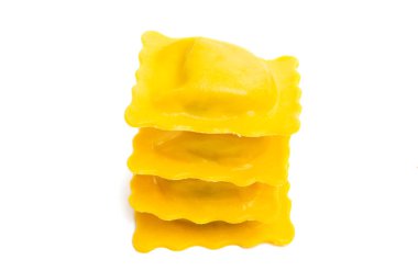 Ravioli beyaz arkaplanda izole edildi