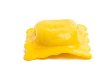 Ravioli beyaz arkaplanda izole edildi