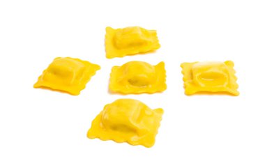 Ravioli beyaz arkaplanda izole edildi