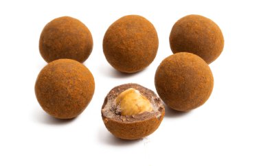 Beyaz arka planda fındıklı çikolatalı trüf.