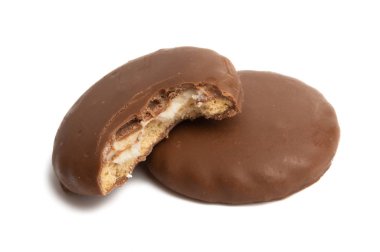 Beyaz arka planda izole çikolatalı kurabiye