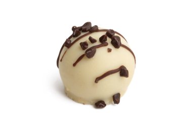Beyaz arka planda izole çikolatalı trüf.