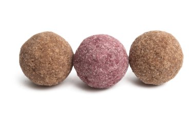 Beyaz arka planda izole çikolatalı trüf.