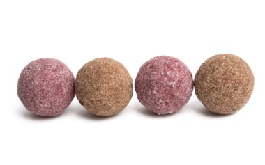 Beyaz arka planda izole çikolatalı trüf.